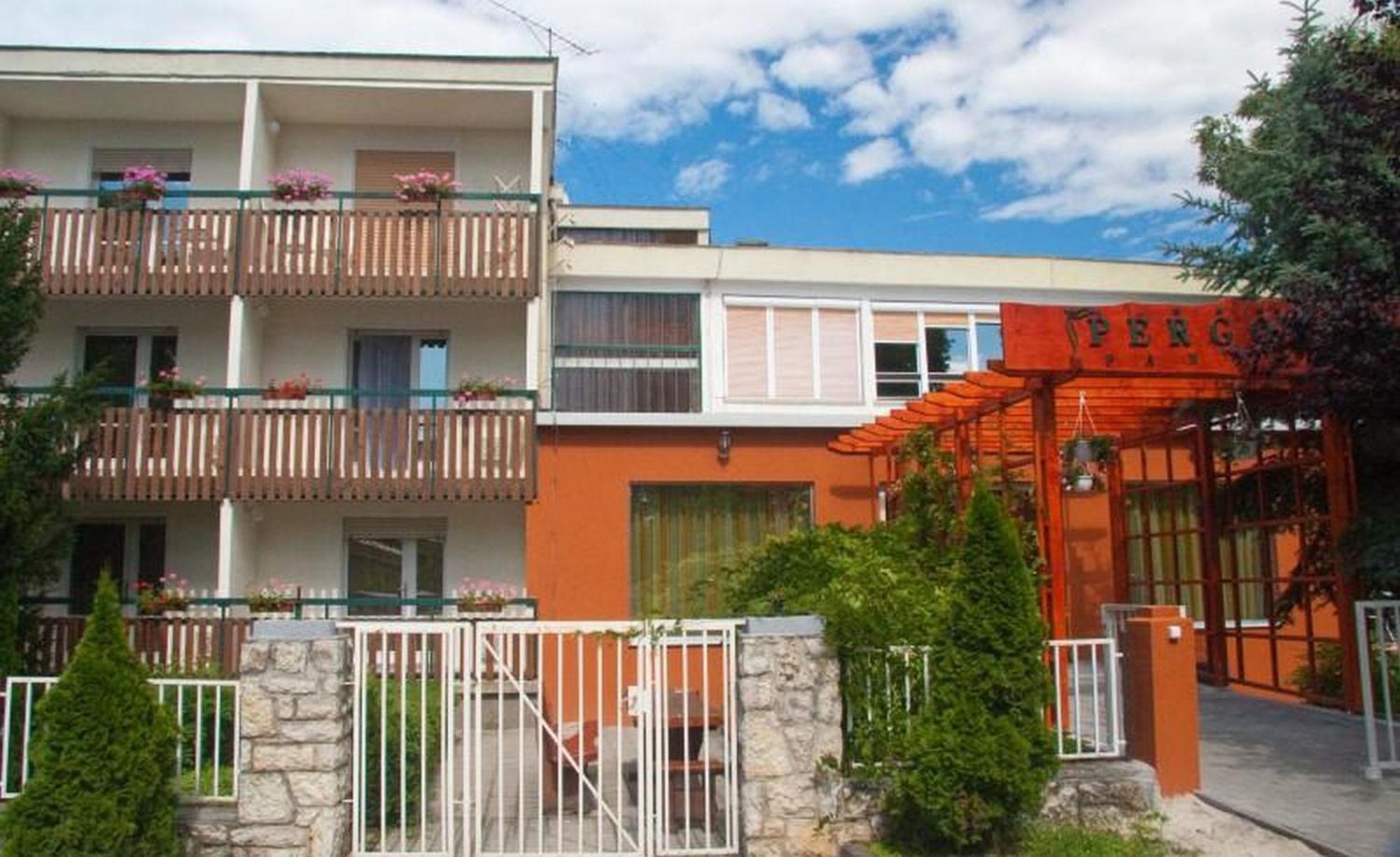Pergola Panzió Balatonfoldvar Exterior foto